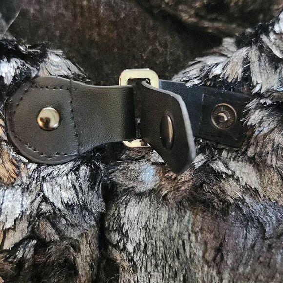 V16  ZOĒ Faux Fur Vest with a Quaint Little Snap Closure - Picture 4 of 8